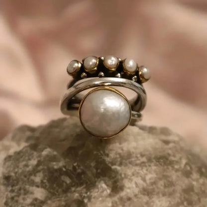 Bague rétro avec couronne et perles | Or blanc