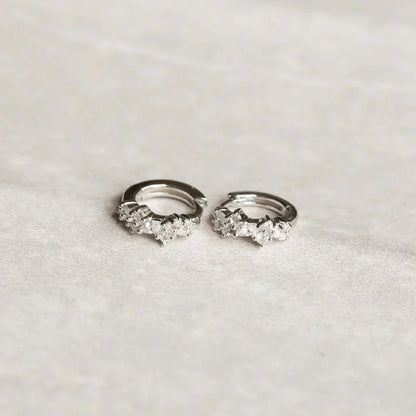Boucles d'oreilles huggies en cristal | Or blanc