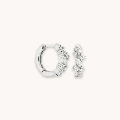 Boucles d'oreilles huggies en cristal | Or blanc
