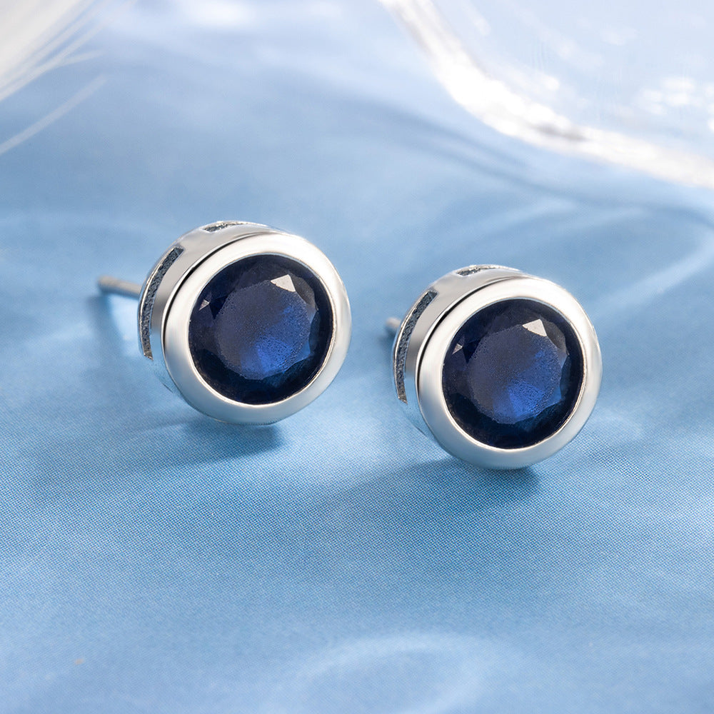 Boucles d'oreilles à clou avec sertissage en saphir | Or blanc