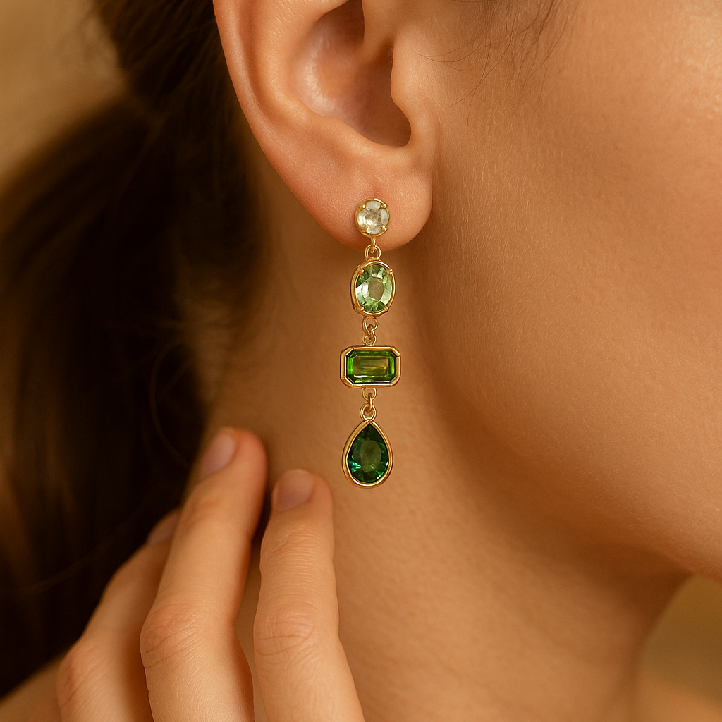 Boucles d'oreilles avec des pierres suspendues de couleur verte | Or