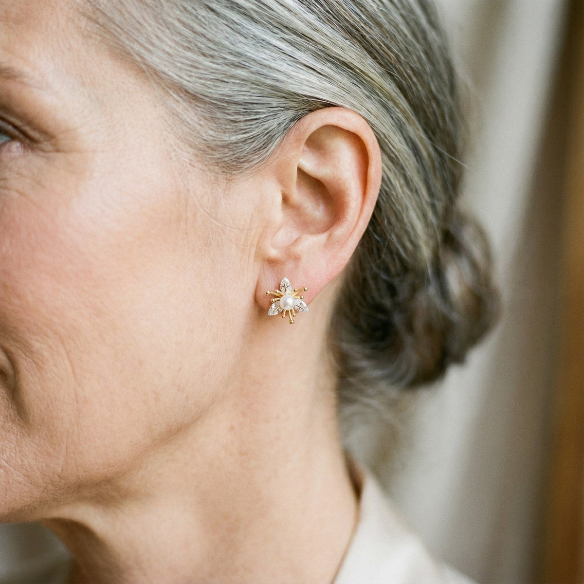 Boucles d'oreilles en fleurs avec cristaux et perles | Or