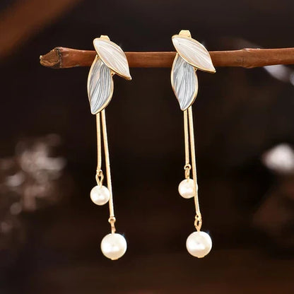 Boucles d'oreilles en forme de feuille avec des marguerites | Or