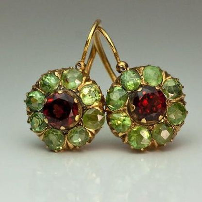 Boucles d'oreilles rondes rétro avec des cristaux verts et rouges | Or