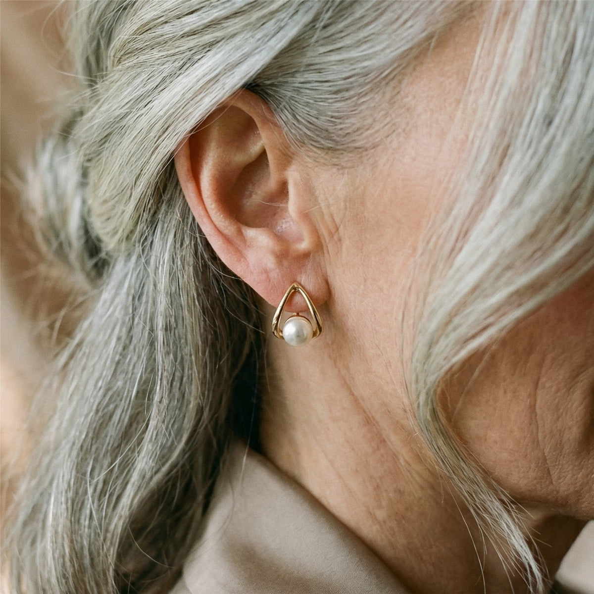Boucles d'oreilles triangulaires avec des perles élégantes | Or