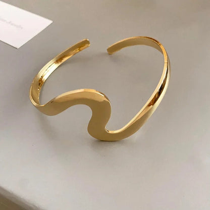 Bracelet ouvert classique avec motif ondulé | Or