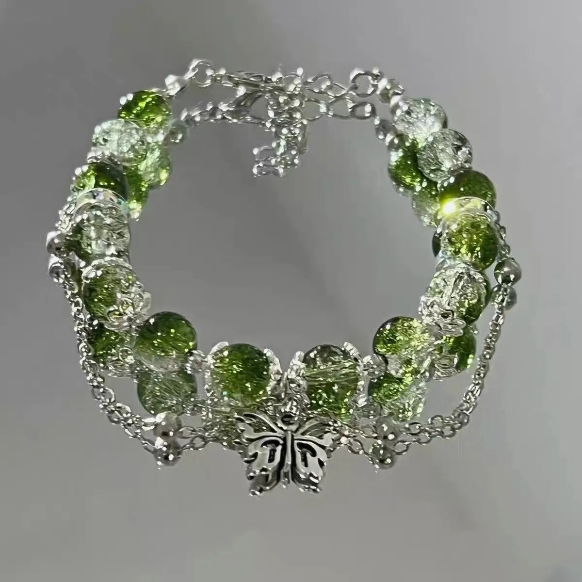 Bracelet rétro avec papillon et perles vertes | Or blanc