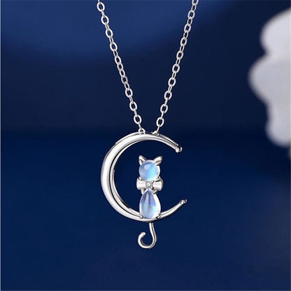 Collier avec pendentif en forme de croissant de lune et d'un chat en pierre de lune | Or