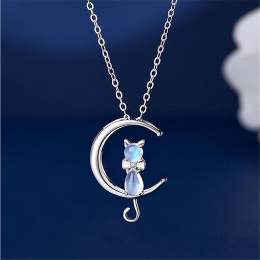 Collier avec pendentif en forme de croissant de lune et d'un chat en pierre de lune | Or