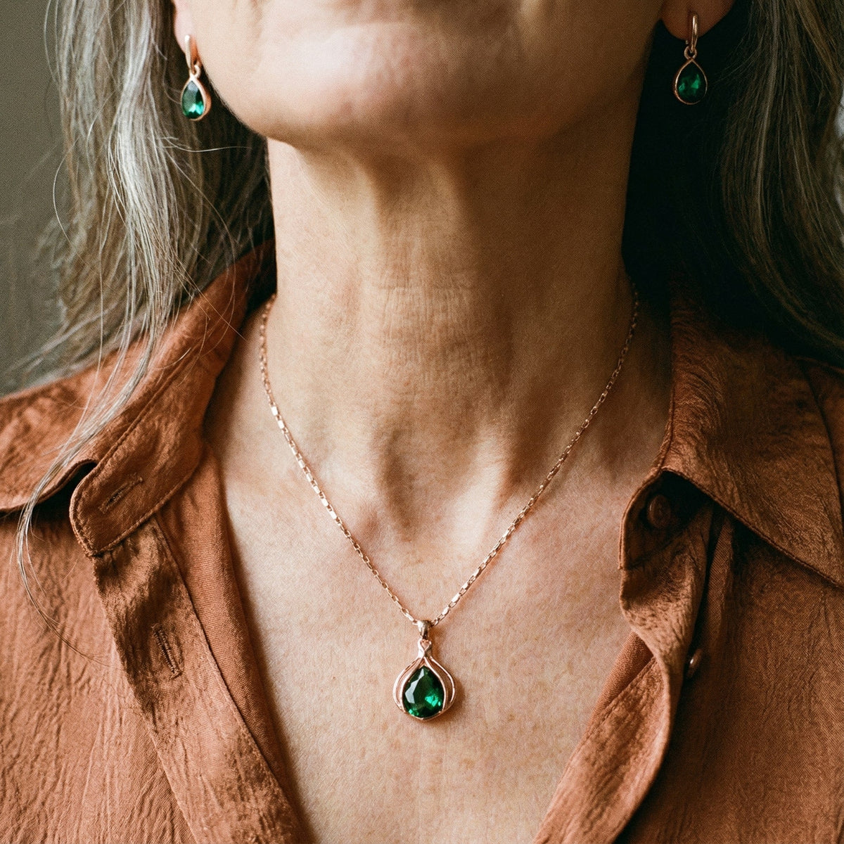 Ensemble de collier et boucles d'oreilles en cristal vert et or | Or